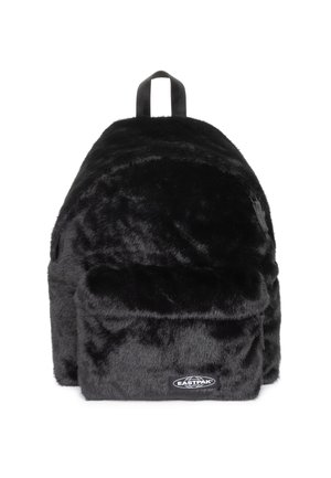 Sac à dos noir en fausse fourrure avec poche avant à fermeture éclair et poignée supérieure, marqué du logo Eastpak sur la poche avant.