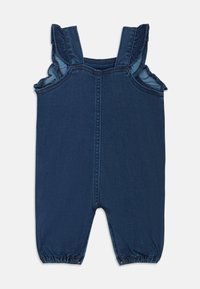 Salopette in denim blu scuro con spalline arricciate e orli delle gambe elasticizzati per una vestibilità aderente. Presenta una tasca sul davanti e cuciture a contrasto.