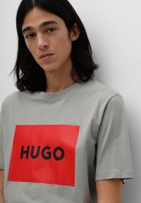 HUGO DULIVE - T-shirt estampada - medium grey