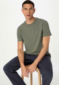 hessnatur REGULAR  - T-shirt basic - oliv
