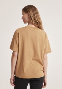 Odd Molly KAREN - Apdrukāts T-krekls - grey camel