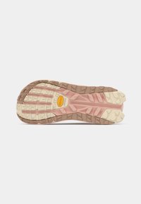 Sola de Vibram com um padrão de sola multidirecional em bege e rosa pastel, projetada para tração e durabilidade.