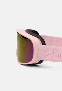 Gafas de esquí rosas con lentes reflectantes ahumados y correa elástica ajustable que muestra parcialmente un logo sobre un fondo blanco.