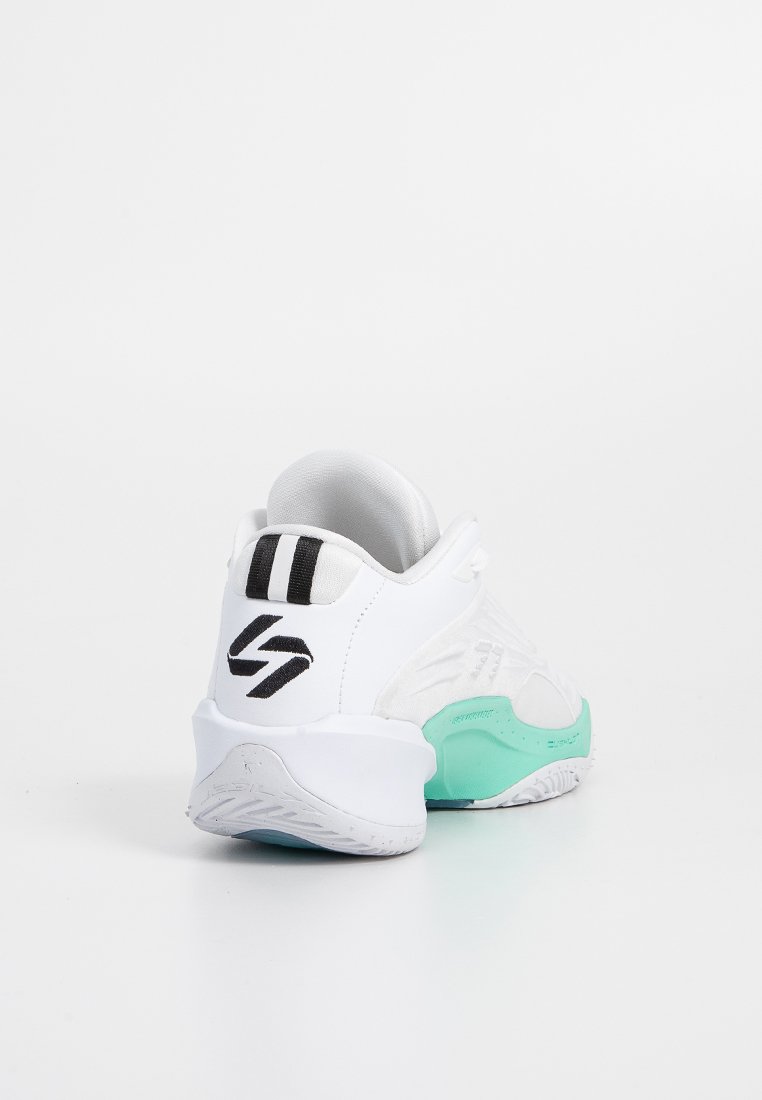 Zapatilla deportiva blanca con parte superior texturizada, suela verde menta, logo negro y dos franjas negras en la parte trasera. Diseño ligero y moderno.