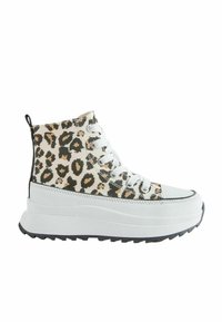 Sneakers na wysoka cholewka w panterkę z białymi sznurowadłami i grubą białą podeszwą; posiadają czarną pętelkę na pięcie i teksturowaną gumową podeszwę.