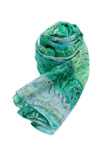 Sciarpa verde a motivi, realizzata in tessuto leggero, con varie tonalità di verde e blu e design astratti simili a foglie.