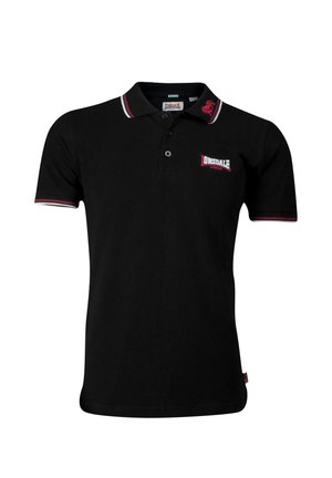Sort polo t-shirt med hvide og røde detaljer. Har en krave med to knapper og broderet logo på brystet. Materiale i bomuld.