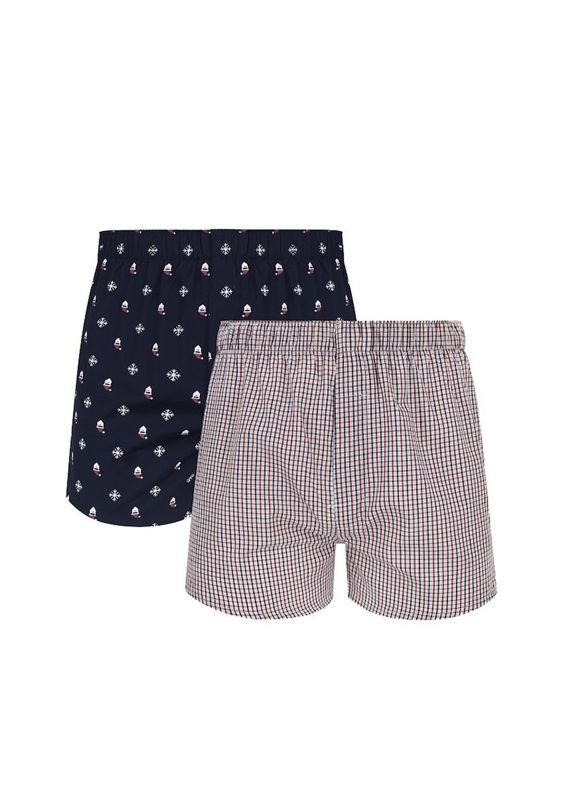 Dwie pary męskich bokserów: jedna granatowa w małe białe nadruki łodzi żaglowej i płatków śniegu, a druga w czerwono-niebieską kratę. Elastyczny pas.