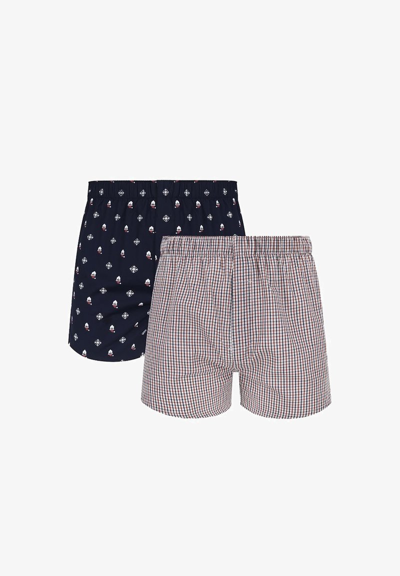 Dwie pary męskich bokserów: jedna granatowa w małe białe nadruki łodzi żaglowej i płatków śniegu, a druga w czerwono-niebieską kratę. Elastyczny pas.