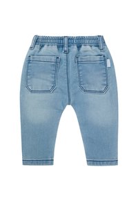 Lichtblauwe denimspijkerbroek met een elastische tailleband, voorzien van twee achterzakken en een zachte textuur. De stof heeft een vervaagd uiterlijk.