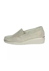 Scarpe slip-on in suede grigio chiaro con design perforato e cuciture a contrasto. Presentano una suola a zeppa bassa e un piccolo logo decorativo.