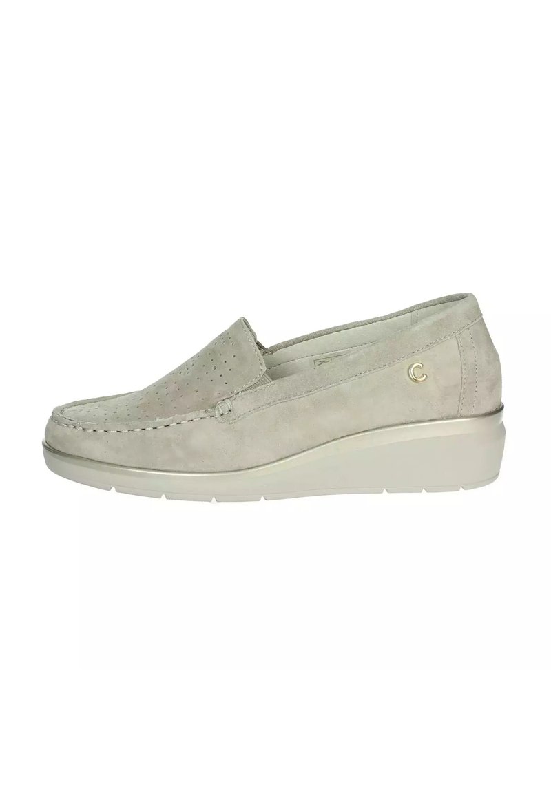 Scarpe slip-on in suede grigio chiaro con design perforato e cuciture a contrasto. Presentano una suola a zeppa bassa e un piccolo logo decorativo.