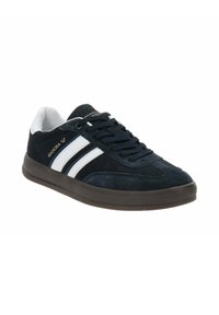 Sneaker in camoscio blu navy con strisce bianche, suola in gomma nera e lacci scuri. Presenta un colletto imbottito e un dettaglio del logo dorato.