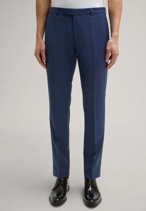 Slim-fit marineblauwe broek van gestructureerde stof, met strakke lijnen, een vlakke voorkant en een gladde tailleband, gecombineerd met gepolijste zwarte schoenen.