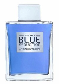 Transparent rektangulär glasflaska med ett silverfärgat fyrkantigt lock, innehållande ljusblå vätska. Framtida etikett anger "BLUE SEDUCTION FOR MEN ANTONIO BANDERAS."