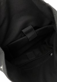 Schwarze Schultertasche mit glatter Außenseite, textiler Innenseite, innerer Reißverschlusstasche und rechteckiger Form. Mit abnehmbarem Schulterriemen.