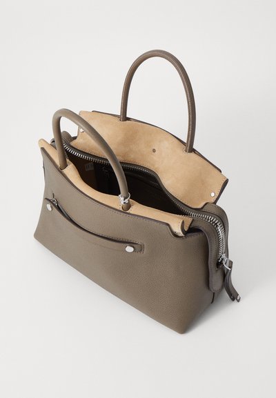 Sac à main en cuir vert olive avec une texture extérieure, des doubles poignées, un dessus ouvert et un intérieur en suede tan. Doté d'une fermeture éclair en argent et d'une poche avant.