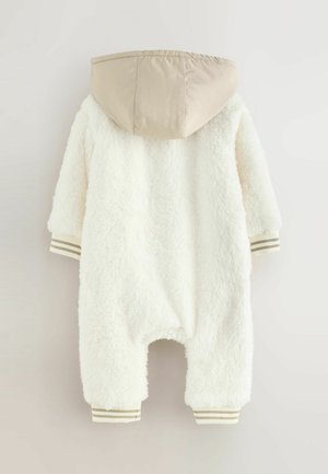 Biała polarowa jednoczęściowa odzież z beżowym kapturem, z prążkowanymi mankietami z złotymi paskami. Miękka faktura, luźny krój i brak zapięć.