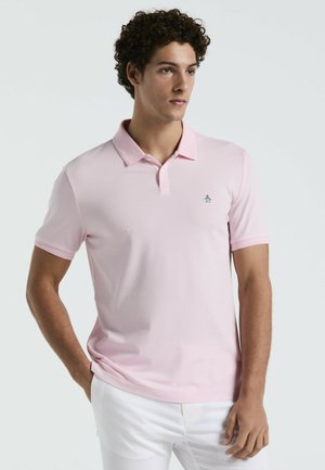 Helles rosa Polohemd aus strukturiertem Stoff, mit einer Knopfleiste mit drei Knöpfen und einem kleinen Logo auf der linken Brust. Kurze Ärmel.