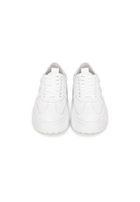 Baskets blanches avec une tige en cuir lisse, bout rond, lacets plats et semelles rembourrées, présentant de subtils détails de couture et une languette au talon.