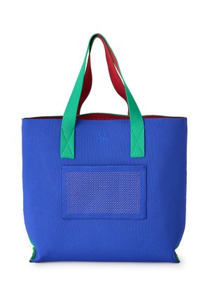 Borsa tote blu con manici verdi e interno rosso, dotata di tasca frontale in rete e piccolo logo in rilievo al centro superiore.