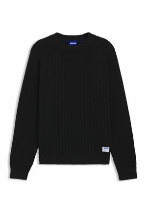 Zwarte ribgebreide trui met lange mouwen, ronde hals en zoomdetails. Kenmerkt zich door een klein blauw-wit merklabel aan de onderkant links.