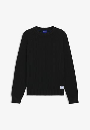 Zwarte ribgebreide trui met lange mouwen, ronde hals en zoomdetails. Kenmerkt zich door een klein blauw-wit merklabel aan de onderkant links.