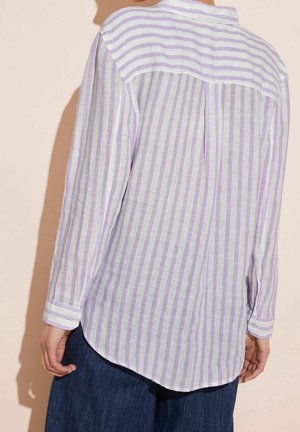 Langærmet skjorte i lys lilla og hvide lodrette striber, med rygpanel og rundet kant samt knaplukning ved ærmerne.