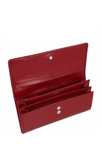 Portafoglio in pelle rossa con una texture liscia, multiple fessure per carte, un compartimento con zip e accessori in metallo argentato. Aperto, rivela un interno organizzato.
