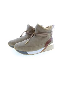Botas de tobillo de ante taupe con forro de piel sintética, cierre de cremallera y cordón decorativo. Presenta una suela multicolor y acentos en dorado.
