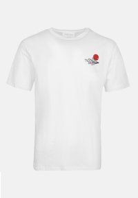 Λευκό βαμβακερό μπλουζάκι που διαθέτει έναν μικρό μαύρο γραφικό σχεδιασμό ενός κλαδιού κερασιάς και έναν κόκκινο ήλιο στην αριστερή περιοχή του στήθους.