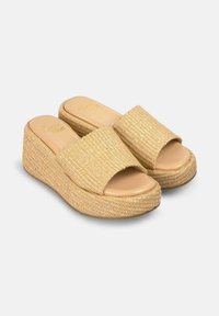 Sandali con piattaforma intrecciati in paglia, dotati di una larga fascia superiore e di una soletta beige liscia. Presentano una punta arrotondata e lati texturizzati.