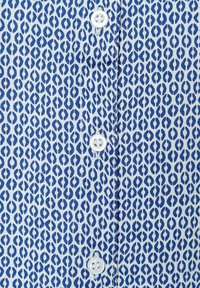 Short-sleeved shirt in white fabric with blue leopard print, featuring five white buttons along the front. Smooth texture and lightweight design.
