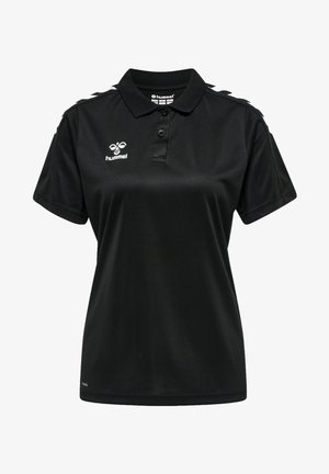 Schwarzes Poloshirt aus atmungsaktivem Stoff, mit einem Kragen, drei Knöpfen und Schulterakzenten. Zeigt ein weißes Logo auf der Brust.