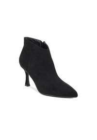 Černá kotníková bota z broušené kůže s špičatou špičkou, štíhlým vysokým podpatkem a bočním zipem. Má hladkou texturu a elegantní siluetu.