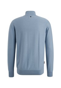 Lichtblauwe pullover sweater met een hoge kraag, lange mouwen, geribde manchetten en onderrand, met een klein logo-detail op de achterkant van de hals.