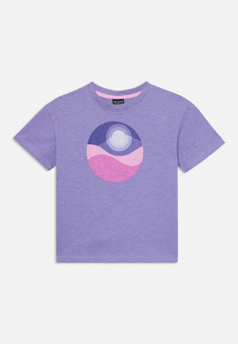Λεβάντα κοντομάνικη μπλούζα από μαλακό ύφασμα, με κυκλικό σχέδιο γραφικών που περιλαμβάνει επικαλυπτόμενα μοβ και ροζ κύματα και έναν ανοιχτό μπλε κύκλο.