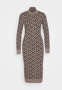 Abito in maglia con collo alto, maniche lunghe e un motivo geometrico nero e beige. Le rifiniture a costine nei polsini e nell'orlo aggiungono texture.