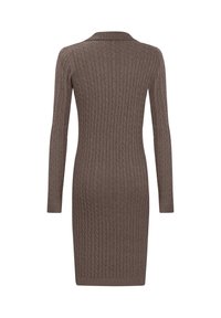 Robe en tricot marron avec une texture côtelée, des manches longues et un col. Le design présente une silhouette ajustée qui tombe au-dessus du genou.