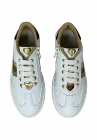 Sneakers bianchi con accenti dorati, chiusura con zip, dettagli beige e un logo a forma di cuore sui lacci. Inserti in tessuto testurizzato.