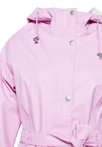Rosa wasserdichte Jacke mit Druckknöpfen und Kordelzugkapuze. Verfügt über einen taillierten Schnitt und eine glatte, glänzende Textur.
