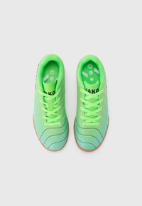 Groene gradient voetbalschoenen met een gestructureerde synthetische bovenkant, rubberen zool en platte veters. Heeft zwart "JAKO"-merk op de zijkant.