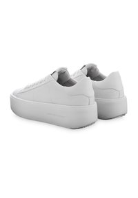 Weiße Leder Sneakers mit runder Zehenform, flachen Schnürsenkeln und einer dicken Plattformsohle. Glatte Textur mit minimalistischer Gestaltung und ohne sichtbares Branding.