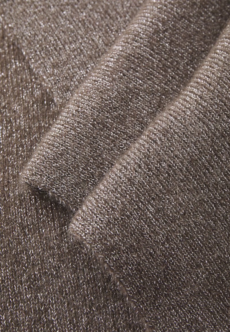 Strukturierter Stoff in einem muted Braun, der einen subtilen Glanz und eine weiche, gestrickte Struktur mit feiner Webart aufweist, die zarte Fadendetails zeigt.