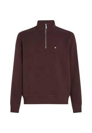 Bordo pulover s kapuljačom sa četvrtim zatvaračem, rebrastim manžetama i donjim rubom, te malim bijelim logotipom na prsima. Izrađen je od mekog materijala.