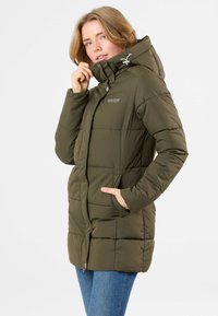 Olijfgroene gewatteerde parka met een capuchon, voorzien van een ritsluiting, zijzakken en een logo op de borst. Gladde, glanzende stof.