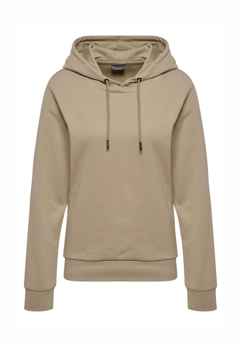 Beżowa bluza z kapturem, ze sznurkiem do regulacji, z prążkowanymi mankietami i dołem, z subtelnym logo w kształcie chevronu wytłoczonym na froncie. Miękka tekstura materiału.