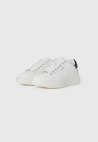 Sneakers bianchi con finitura opaca, punta tonda, design con sei occhielli per i lacci e un accento nero sul tallone. Presentano dettagli del logo dorato.