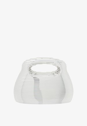 Metaliczna srebrna torebka o wyraźnym falistym, żebrowanym wzorze, zaokrąglonym topie i podwójnych uchwytach. Gładka powierzchnia z refleksyjnym wykończeniem.