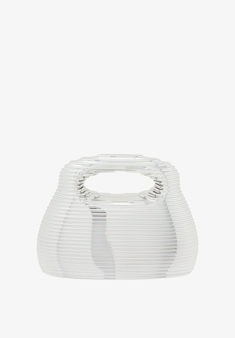 Metaliczna srebrna torebka o wyraźnym falistym, żebrowanym wzorze, zaokrąglonym topie i podwójnych uchwytach. Gładka powierzchnia z refleksyjnym wykończeniem.